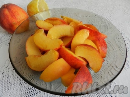 Персики вымыть, нарезать на дольки, удалив косточки. Немного сбрызнуть лимонным соком, чтобы не потемнели.