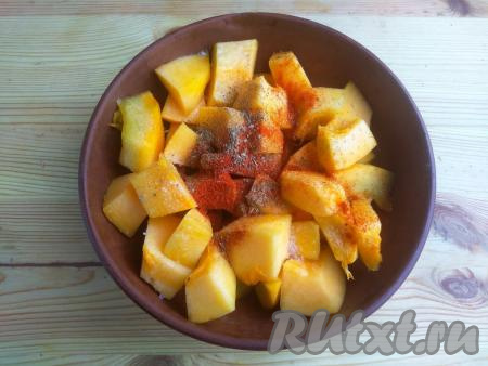 К кусочкам тыквы добавить специи по вкусу (я добавила хмели-сунели, кориандр, шафран и копчёную паприку).