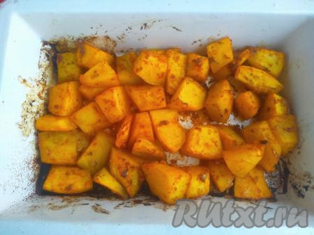 Запекать около 30 минут при температуре 200 градусов (до мягкости тыквы).