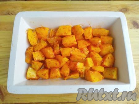 По прошествии времени тыкву выложить в один слой в форму для запекания (я запекала в керамической толстостенной форме с бортами) и отправить в разогретую духовку.