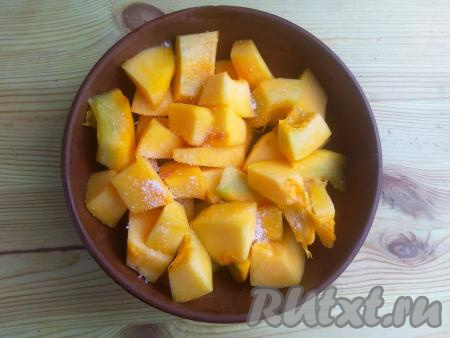 Нарезанную тыкву выложить в миску, посолить, поперчить.