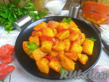 Кусочки тыквы, запечённые с чесноком в духовке