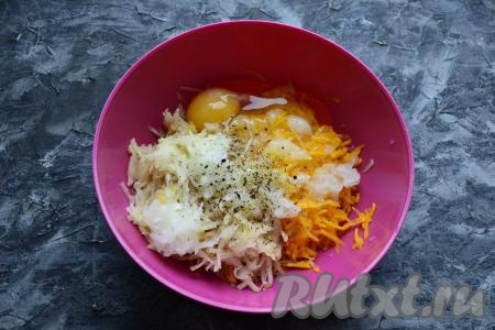 К картошке с тыквой добавить очищенный и натёртый на крупной тёрке лук, а также чёрный молотый перец, сырое яйцо и соль.