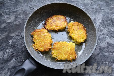 Жарить драники  до румяности с двух сторон на среднем огне.