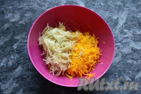 100 грамм картофеля&nbsp;и 100 грамм тыквы, очищенной от семечек и кожуры, натереть на средней тёрке.