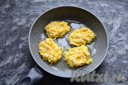 В сковороде разогреть растительное масло и выкладывать тыквенно-картофельную массу столовой ложкой в виде небольших оладушек.