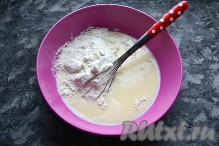 В получившуюся смесь всыпать муку, перемешать венчиком.