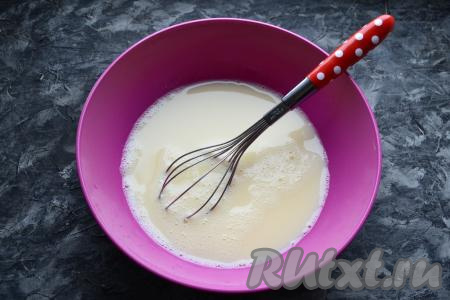 Перемешать венчиком, всыпать соду, погашенную лимонным соком, молоко и воду, снова хорошенько перемешать венчиком.