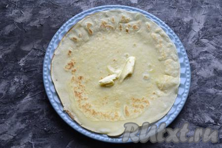 Пока блины горячие, каждый смазывать&nbsp;кусочком сливочного масла.