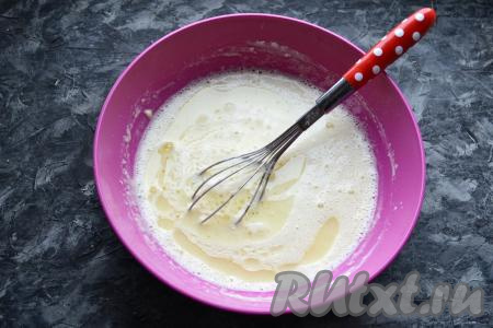 Блинное тесто получится однородным, оно будет не слишком уж жидким, но и не густым. Влить растительное масло и снова тесто&nbsp;перемешать до однородности.