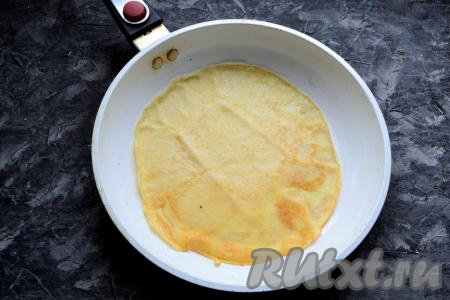 Разогреть хорошо сковородку, смазать её немного растительным маслом (я смазывала сковороду маслом только перед жаркой первого блинчика), столовой ложкой налить часть теста, равномерно распределяя его по всей сковороде. Жарить блинчик до румяности с двух сторон на среднем огне, затем переложить на тарелку. Из оставшегося теста аналогично пожарить все блины.