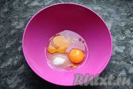 К яйцам добавить 2 столовые ложки сахара, ванильный сахар и соль.