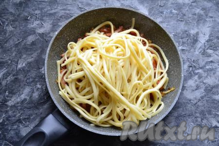 Теперь в сковороду выложить отваренные спагетти.