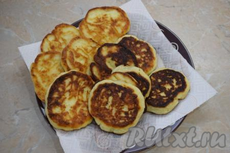 Готовые сырники перекладывайте на бумажное полотенце, чтобы удалить с них излишки масла.