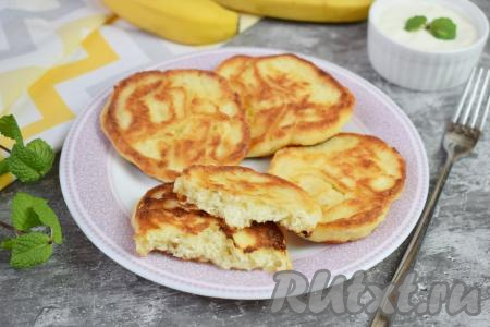 Аппетитные, очень вкусные сырники, приготовленные из творога с добавлением банана и манки, к столу подаём горячими, дополнив сметаной, сгущённым молоком или джемом.