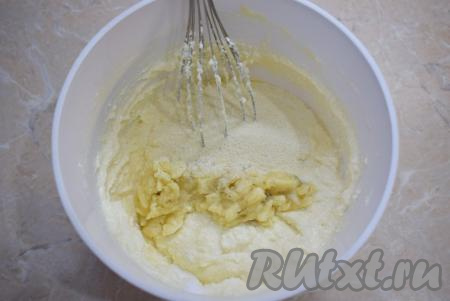 Затем добавьте размятый банан к творожному тесту и подсыпьте манную крупу и соду, перемешайте. Творожному тесту дайте постоять минут 10, чтобы манка немного разбухла. Творожно-банановое тесто для приготовления сырников получится липким и вязким.