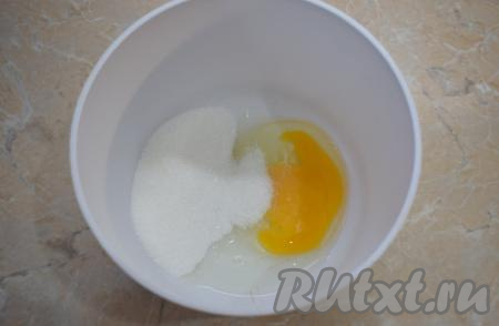 Соедините в чаше сахар и яйца.