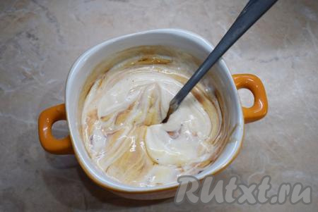 В отдельной чаше соедините майонез с кетчупом, тщательно перемешайте получившийся соус.