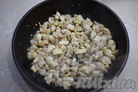 Первым делом&nbsp;необходимо подготовить курицу. Нарежьте куриное филе на небольшие кусочки и обжарьте с добавлением небольшого количества растительного масла до готовности, периодически помешивая, на среднем огне (на это уйдёт минут 15-20). Куриное мясо в процессе обжаривания посолите по вкусу и добавьте к нему немного специй (отлично подойдёт по вкусу, например, карри).