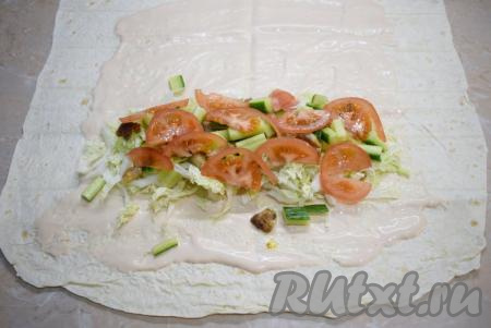 Затем выложите 1/4 часть нарезанных огурцов и помидоров.