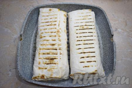 Обжарьте шаурму на горячей сковороде гриль с двух сторон до золотистого цвета лаваша. Сковороду ничем смазывать не надо.