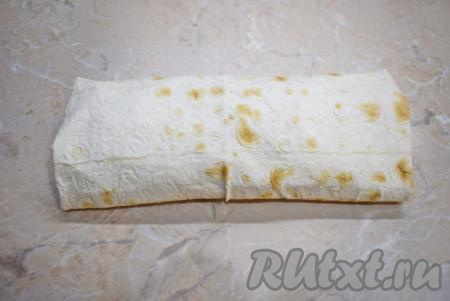 Аналогично, используя все оставшиеся  ингредиенты, сформировать ещё 3 шаурмы. Всего у меня получилось 4 шаурмы с пекинской капустой и курицей.