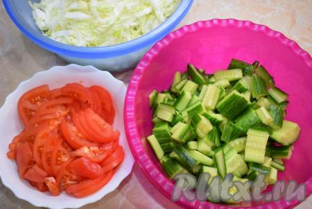 Огурцы и помидоры помойте. Нарежьте помидоры тонкими ломтиками, а огурцы - тоненькими брусочками.