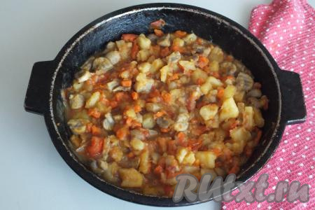 Через указанное время попробуйте рагу на вкус. Все овощи должны быть мягкими, а блюдо будет в меру густым. Отрегулируйте ещё раз по вкусу количество соли и молотого чёрного перца. 