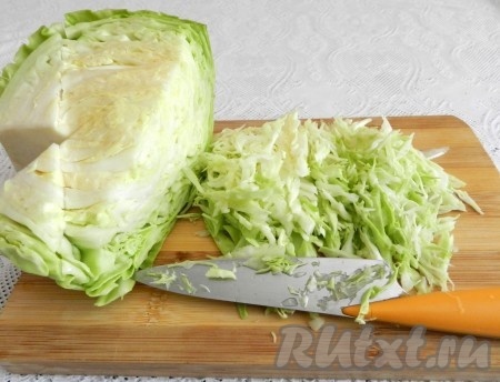 Капусту нашинковать.