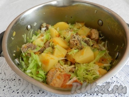 Добавить к мясу сначала картофель, затем капусту, перемешать и тушить еще 15-20 минут до готовности.