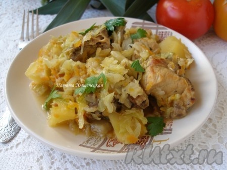 Свиные ребра, тушеные с молодой капустой и картофелем