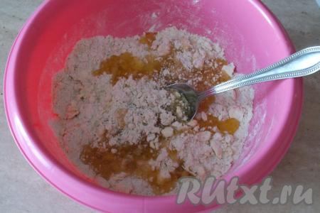 Добавьте жидкий мёд (если вы растапливали мёд на водяной бане, то добавлять надо полностью остывший мёд). Начните перемешивать тесто ложкой. Когда трудно станет перемешивать, месите руками. Сначала может показаться, что тесто жидкое и захочется добавить ещё муки, но этого делать не стоит. Продолжайте месить и тесто постепенно соберётся в комок.