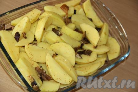 Посолить картошку, можно добавить щепотку специй для картофеля. В жаропрочную форму выложить дольки картофеля и разровнять.&nbsp;Я ещё добавила пару горсточек сушёных грибов (грибы&nbsp;предварительно нужно промыть под горячей водой и мелко нарезать), но грибочки можно и не добавлять.