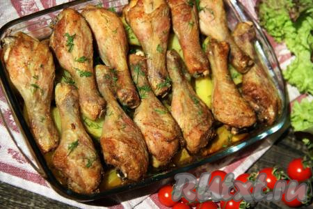 Блюдо готово и можно его сразу подавать к столу. Запечённая картошка пропитывается мясным соком и становится очень вкусной, а куриные голени получаются сочными, с аппетитной корочкой. Рецепт простой и очень удачный, ведь одновременно в духовке готовятся и гарнир, и мясо. Уверена, это блюдо многим придётся по вкусу!