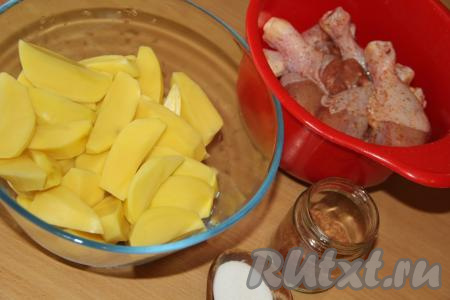 Тщательно перемешать ножки со специями. Оставить на 30 минут. Картофель почистить и нарезать крупными дольками.