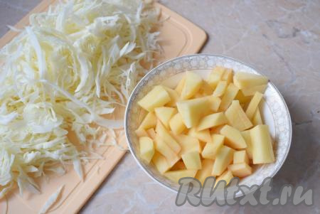 Очистите картофель и нарежьте на небольшие кусочки. Свежую капусту для борща тонко нашинкуйте.