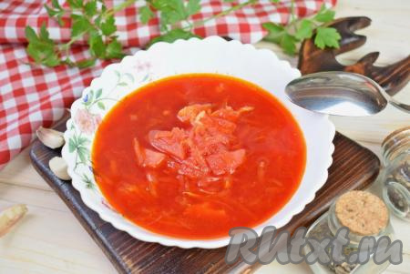 Вкусный и ароматный борщ из свинины и свежей капусты готов! Разлейте его в подготовленные тарелки и подавайте к столу. Уверена, такой борщ понравится всей семье!