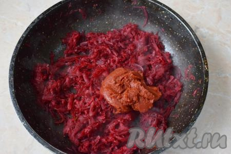 Затем к свекле с сахаром выложите томатную пасту, перемешайте, прогрейте ещё пару минут (свекла должна стать мягкой). Когда овощи в супе будут полностью готовы, выложите свеклу, прогретую с томатной пастой.