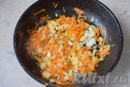 Для приготовления зажарки разогрейте сковороду с небольшим количеством растительного масла до горячего состояния, выложите морковку с луком и обжарьте, периодически помешивая, в течение минут 5 на среднем огне. Когда картофель в бульоне сварится, выложите обжаренные морковку с луком в кастрюлю и продолжайте варить на небольшом огне.