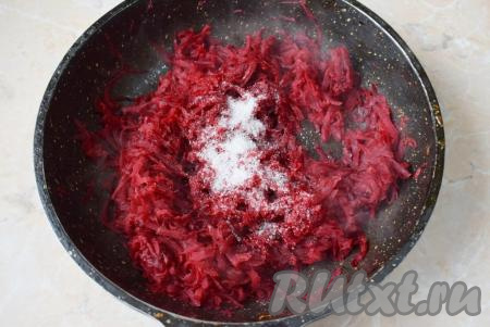 Очистите свеклу и натрите на крупной тёрке, переложите её в сковороду, разогретую с растительным маслом, и обжаривайте минут 7, не забывая помешивать. За это время свекла немного уменьшится в размере. Добавьте к свекле сахар, перемешайте и прогрейте в течение 1-2 минут. Сахар необходим для того, чтобы свекла немного закарамелизировалась (свекла, благодаря сахару, сделает цвет борща более насыщенным).