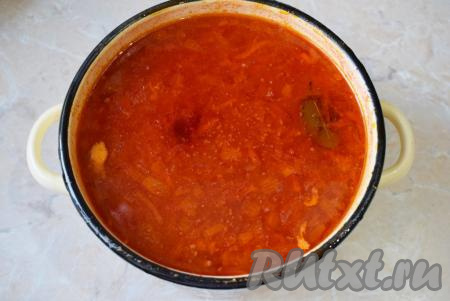 Добавьте в борщ лавровый лист, соль&nbsp;и специи по вкусу, после закипания сразу снимите с огня. Борщ из свинины и свежей капусты варить после закипания не надо, иначе он потеряет цвет и не будет уже таким насыщенно-красным. Накрыв кастрюлю крышкой, дайте первому блюду настояться в течение минут 15.