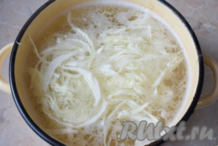 В кипящий бульон выложите капусту и картофель. Когда суп ещё раз закипит, варите минут 15-20 на небольшом огне (до готовности картошки).