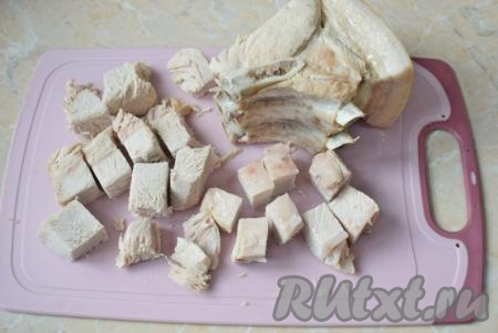 Свинину на кости выложите в кастрюлю, залейте 2,5 литрами воды, поставьте на огонь, дождитесь закипания бульона. Пенку, образующуюся в процессе запекания, необходимо будет снимать. После закипания уменьшите огонь и проварите свинину 1-1,5 часа. Затем извлеките мясо из бульона, отделите от костей, по желанию, нарежьте на небольшие кусочки.