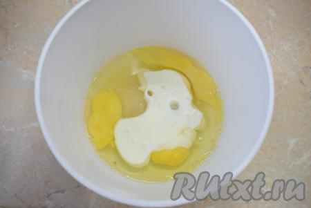 Для замешивания блинного теста соедините в миске яйца с сахаром, добавьте к ним молоко и щепотку соли, хорошо перемешайте венчиком.