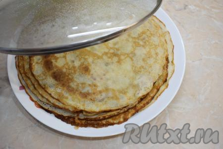Готовые блинчики накрывайте крышкой, чтобы они пропарились. Накрытые блины не будут заветриваться и подсыхать.