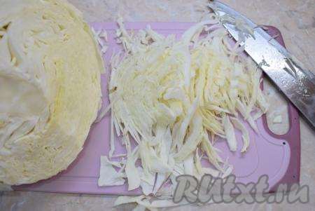 Свежую капусту тонко нашинкуйте.