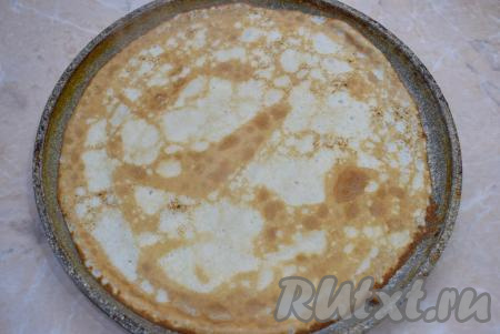 Хорошо раскалите сковороду на огне. Перед жаркой первого блина можно смазать немного маслом сковороду, в дальнейшем при выпечке последующих блинчиков сковородку маслом можно не смазывать, так как растительное масло входит в состав теста. На горячую сковороду наливайте немного блинного теста, равномерно распределяя его, а потом жарьте блин до румяности с двух сторон на среднем огне. Готовый блинчик переложите на тарелку. А из оставшегося теста постепенно испеките все блинчики, складывая их один на другой на тарелку.