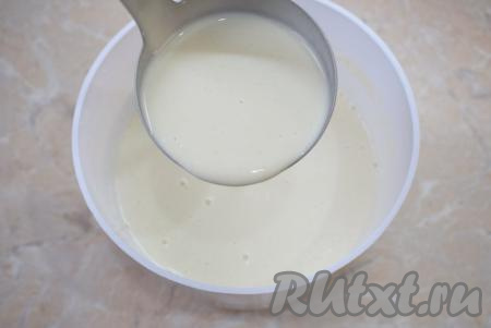 Для того чтобы готовые блинчики получались тоненькими, блинное тесто должно быть достаточно жидким. Поэтому, постепенно добавляя муку, ориентируйтесь по консистенции теста (муки может понадобится чуть меньше или чуть больше).