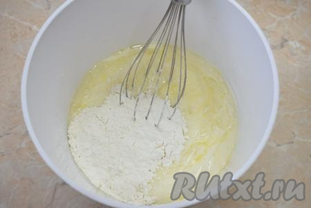 Затем в яично-молочную смесь влейте растительное масло, перемешайте. Постепенно подсыпая просеянную муку, замесите тесто для блинов.