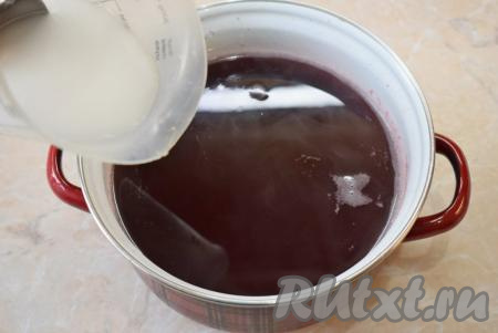 В кипящий вишнёвый напиток, непрерывно помешивая, тонкой струйкой влейте крахмальную смесь.&nbsp;